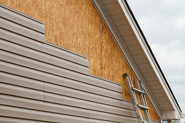 Professional Siding Installation technician working in West Union, SC